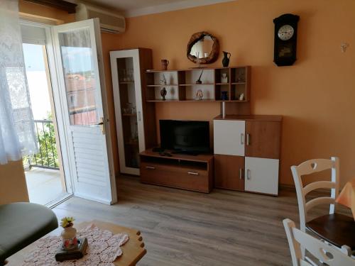 a living room with a television and a table at Bolf in Novigrad Istria