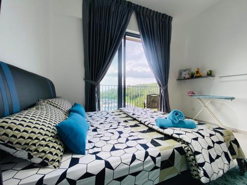 - une chambre avec un lit et une grande fenêtre dans l'établissement Proboscis Guest House, à Sandakan
