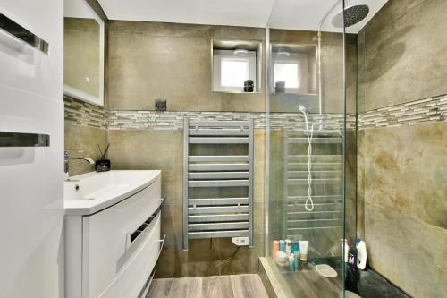 een badkamer met een douche en een wastafel bij Lou Mas Nachiano - Charmante maison avec piscine in Spéracèdes