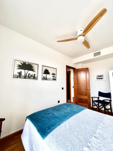 a bedroom with a bed and a ceiling fan at La Casa de Mansilla in Mansilla de las Mulas