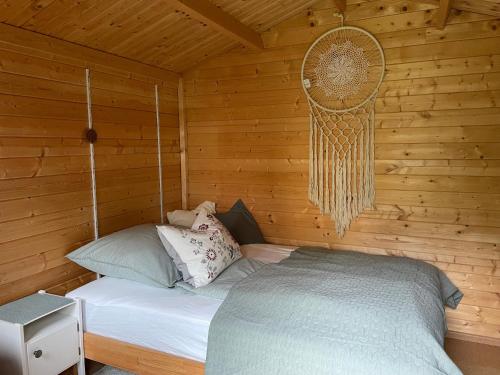 Habitación con cama en una cabaña de madera en Gartenhäuschen im Grünen, en Bad Aibling
