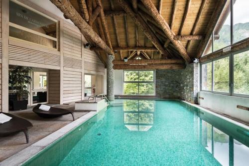 a pool in a house with a swimming pool at Duplex 10 personnes in Saint-Lary-Soulan