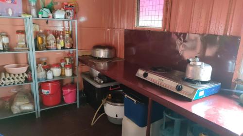 Dapur atau dapur kecil di Houseboat Sinar Belum
