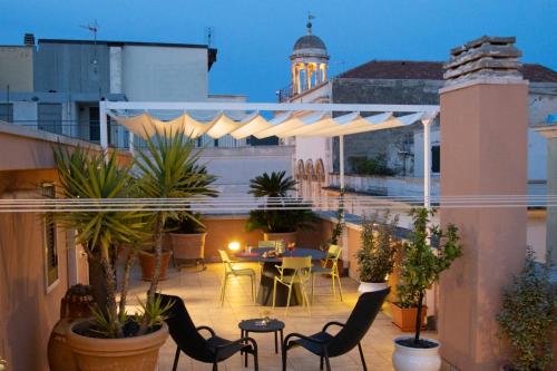 een balkon met stoelen en een tafel in een gebouw bij San Colin casa vacanze in Conversano