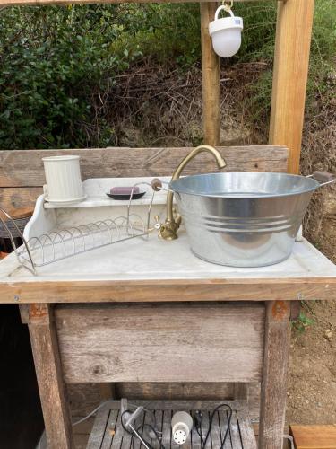 eine Metallschale auf einem Tisch mit einem Waschbecken in der Unterkunft La lodge vue mer in Nizza