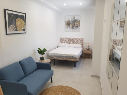 - un salon avec un canapé et un lit dans l'établissement APARTAMENTOS LA CALA de MIJAS, à La Cala de Mijas