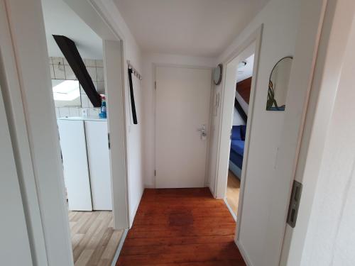 a hallway with white walls and wooden floors at Gemütliche zentrale DG Wohnung in Mühlacker in Mühlacker