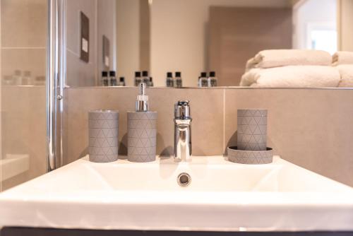 Koupelna v ubytování Apartment Thirty Six Staines Upon Thames - Free Parking - Heathrow - Thorpe Park