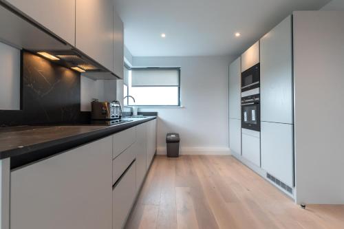 Kuchyň nebo kuchyňský kout v ubytování Apartment Forty Staines Upon Thames - Free Parking - Heathrow - Thorpe Park