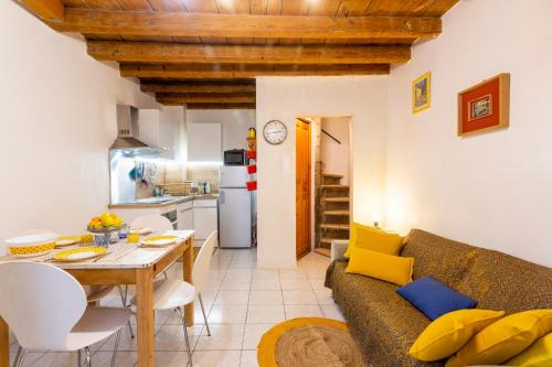 un salon avec un canapé et une table dans l'établissement L'Observance - Au cœur du centre historique, à Arles