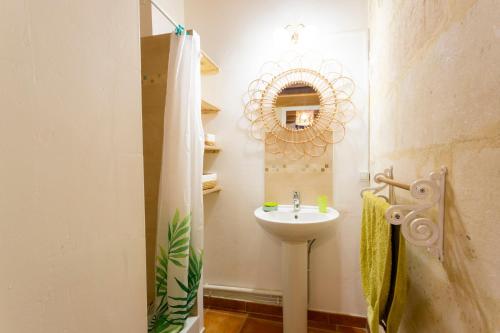 une salle de bain avec un lavabo et un miroir dans l'établissement L'Observance - Au cœur du centre historique, à Arles