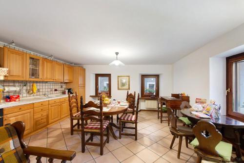 a kitchen and dining room with a table and chairs at Alla Meridiana in Bard