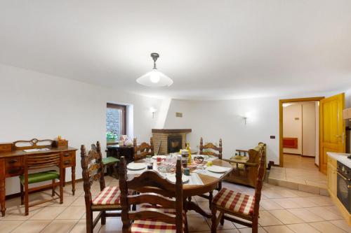 a kitchen and dining room with a table and chairs at Alla Meridiana in Bard