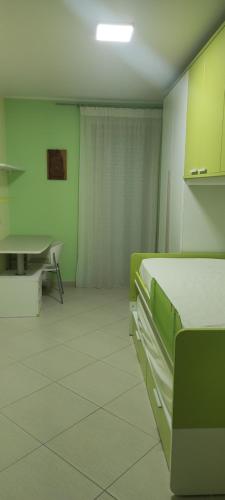 ein Krankenhauszimmer mit einem Bett und einem Schreibtisch in der Unterkunft Casa Mara in Macchie