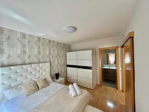 a bedroom with a white bed and a mirror at Oupen de dor - Boggiero in Zaragoza