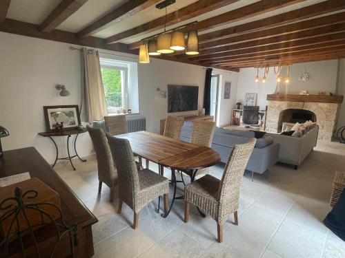 un salon avec une table et des chaises en bois dans l'établissement Le Tilleul des Cloux - Au Coeur de Auxey-Duresses, à Auxey-Duresses