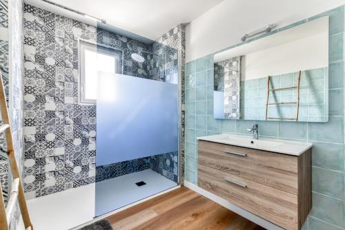 een badkamer met een wastafel en een douche bij La Villa d'Isa et Seb in Narbonne