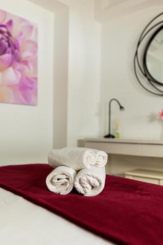 a pile of towels sitting on top of a red rug at Blue Salinas in Aveiro