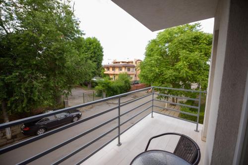 balkon z samochodem zaparkowanym na ulicy w obiekcie Pensiunea CASID w mieście Eforie Nord