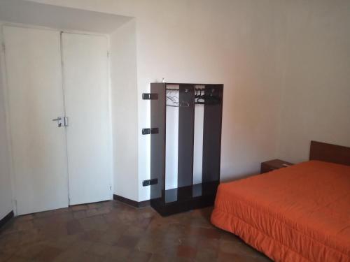ein Schlafzimmer mit einem orangenen Bett und einem Schrank in der Unterkunft ai18diamanti apartments in Saludecio