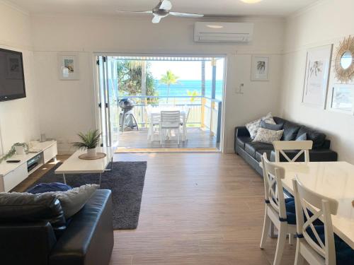 sala de estar con sofá y mesa en Villa 39 Beachfront, en Tangalooma