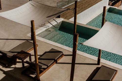 Postel nebo postele na pokoji v ubytování Cavo Zoe Seaside Hotel
