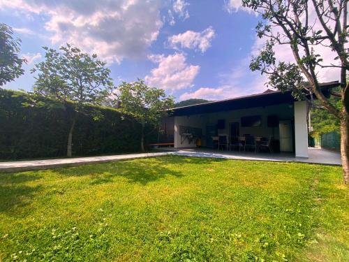 a house with a large lawn in front of it at Spinning la Divici in Divici