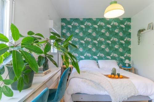 - une chambre dotée d'un lit avec un mur vert dans l'établissement Bel appartement lumineux à Biarritz, à Biarritz