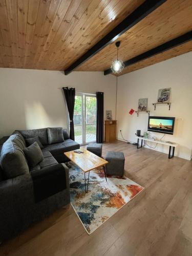 都拉斯的住宿－Cozy Wooden House，客厅配有沙发和桌子