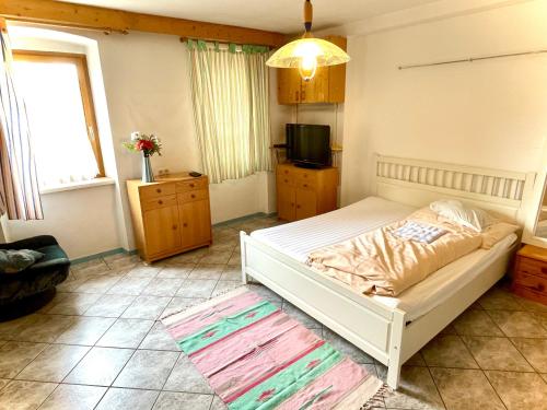 1 dormitorio con 1 cama blanca y TV en Apartment & Monteurzimmer, en Viena