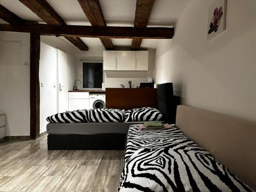 柏林的住宿－Nice studio in Pankow，配有斑马图案的客厅内的两张床