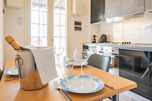 - une table avec une bouteille de vin et des verres dans l'établissement 2mn de Monaco - Centre de Beausoleil - CH, à Beausoleil