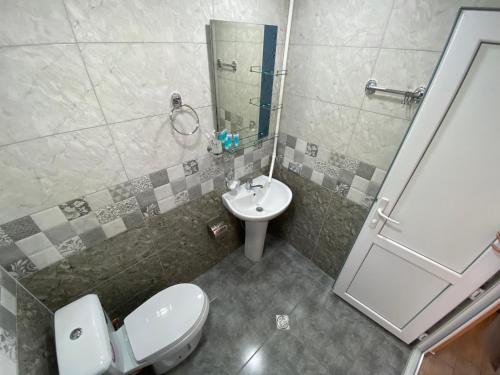 łazienka z toaletą i umywalką w obiekcie Sweet House Rabati w Achalciche