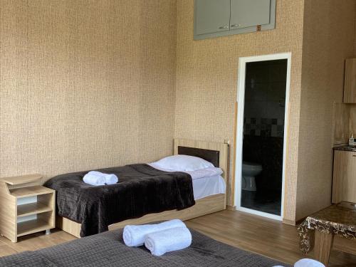 sypialnia z 2 łóżkami i ręcznikami na podłodze w obiekcie Sweet House Rabati w Achalciche