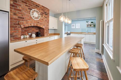 uma cozinha com um balcão e uma parede de tijolos em Host & Stay - Hidden Gem em Saltburn-by-the-Sea