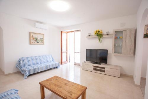 Μια τηλεόραση ή/και κέντρο ψυχαγωγίας στο Villetta Capo Bianco - Goelba