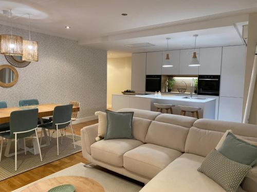 a living room with a couch and a kitchen at Home Luxury - Villagarcía in Vilagarcia de Arousa