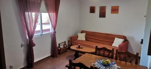een woonkamer met een bank en een tafel bij Apartamento con vistas en el centro de Mojácar in Mojácar