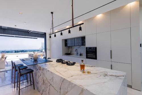 Η κουζίνα ή μικρή κουζίνα στο SERENE - Infinity Cview pool - 4 bedrooms Luxury Penthouse