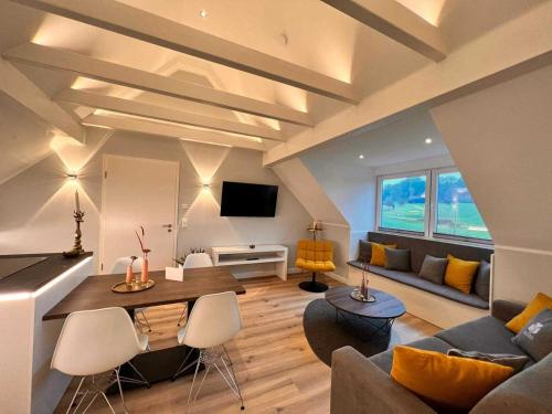 - un salon avec un canapé et une table dans l'établissement DRIEHOF Panorama Apartment Apt 9, à Tecklembourg