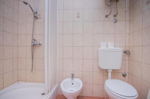 ein Badezimmer mit Toilette, Dusche und Waschbecken in der Unterkunft Apartment Dina in Malinska