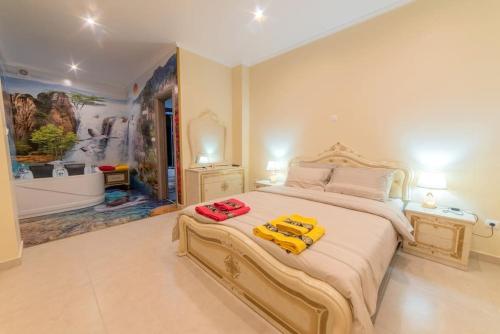 sypialnia z dużym łóżkiem z dwoma ręcznikami w obiekcie LUXURY AND COMFORTABLE VILLA w Atenach