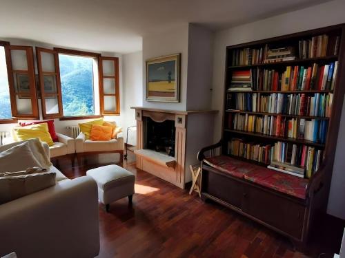 a living room with a book shelf filled with books at Viola holiday home in Rialto