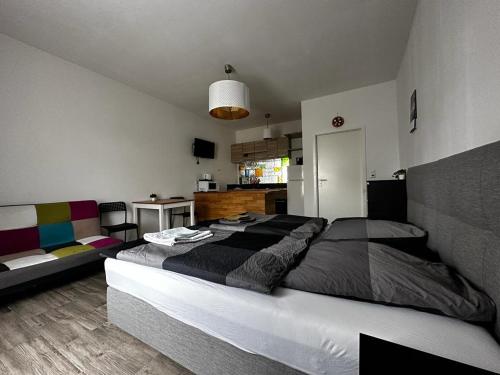 um quarto com uma cama grande e um sofá em Nice and comfortable studio in Pankow em Berlim