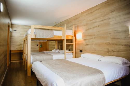  Cal Ruiz -  Room  picture :   Telephone    Hairdryer    Toilet                       