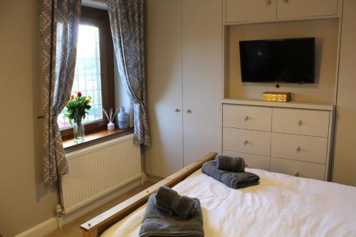 1 dormitorio con 1 cama con 2 almohadas en No2 Woodland View, en Bakewell