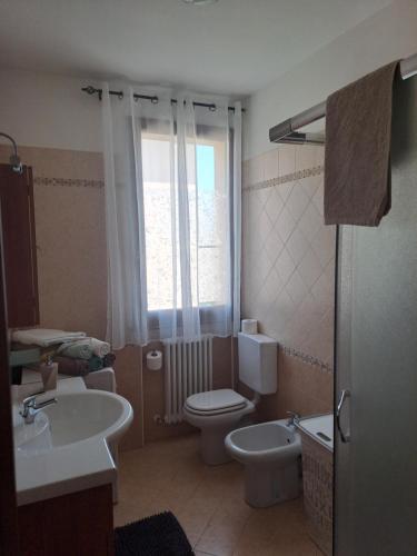a bathroom with a toilet and a sink at CasaMG in Ravenna