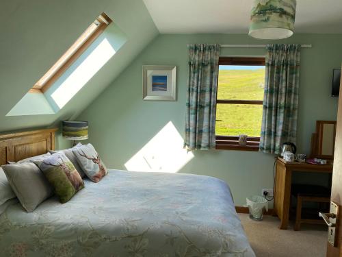 KilmelfortにあるGarbhein Bed & Breakfastのベッドルーム(ベッド1台、窓付)