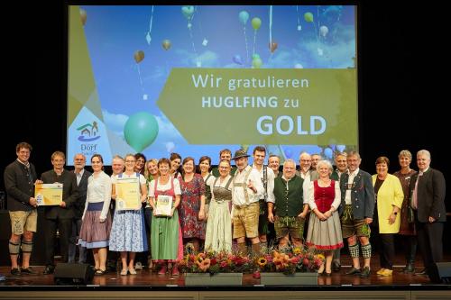 a group of people standing on a stage holding certificates at Ferienwohnung 2 in Huglfing im Herzen vom 5 Seen Land Oberbayern in Huglfing