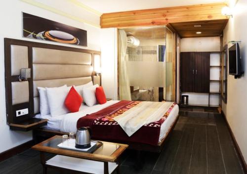 Ένα ή περισσότερα κρεβάτια σε δωμάτιο στο Hotel Aroma Nainital By Royal Collection Hotels